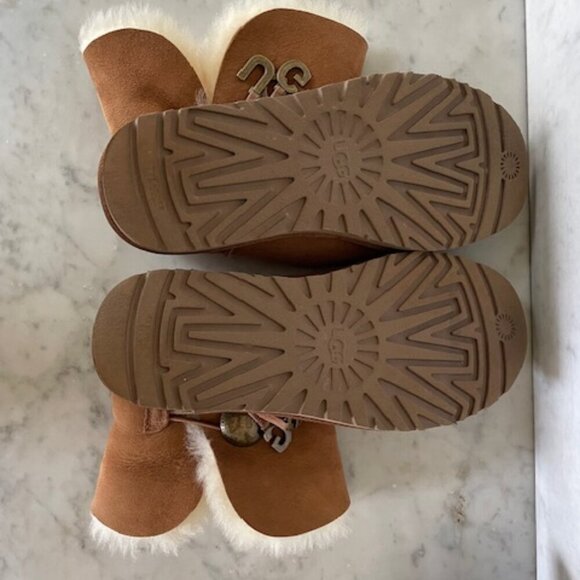 UGG Bailey Button UGG Charm Chestnut Brown Sheepskin Boots Size 6 - Picture 8 of 16